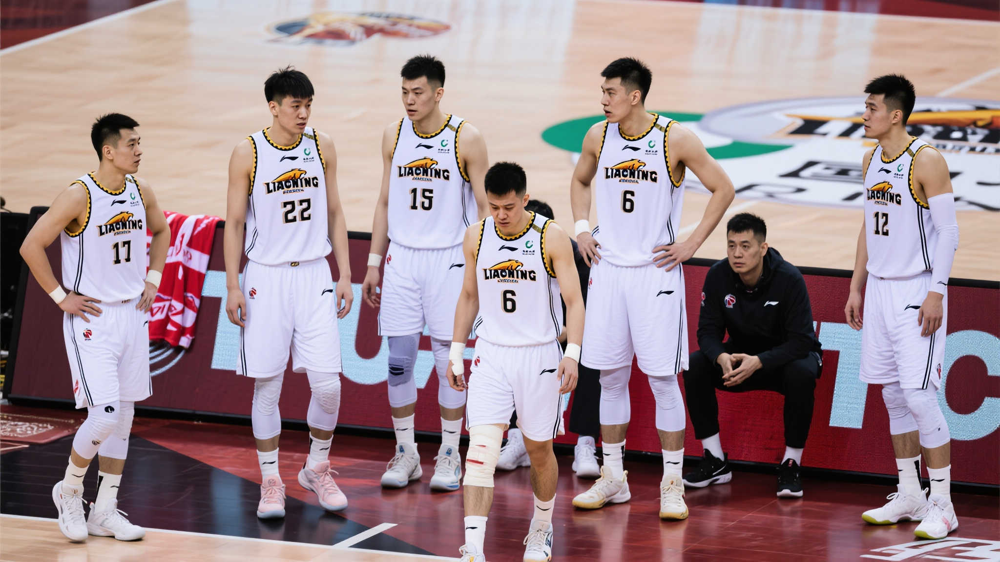 仅剩6人出战,4人带伤作战!争冠热门已到极限,是时候重建了 仅剩6人出战,4人带伤作战!争冠热门已到极限,是时候重建了